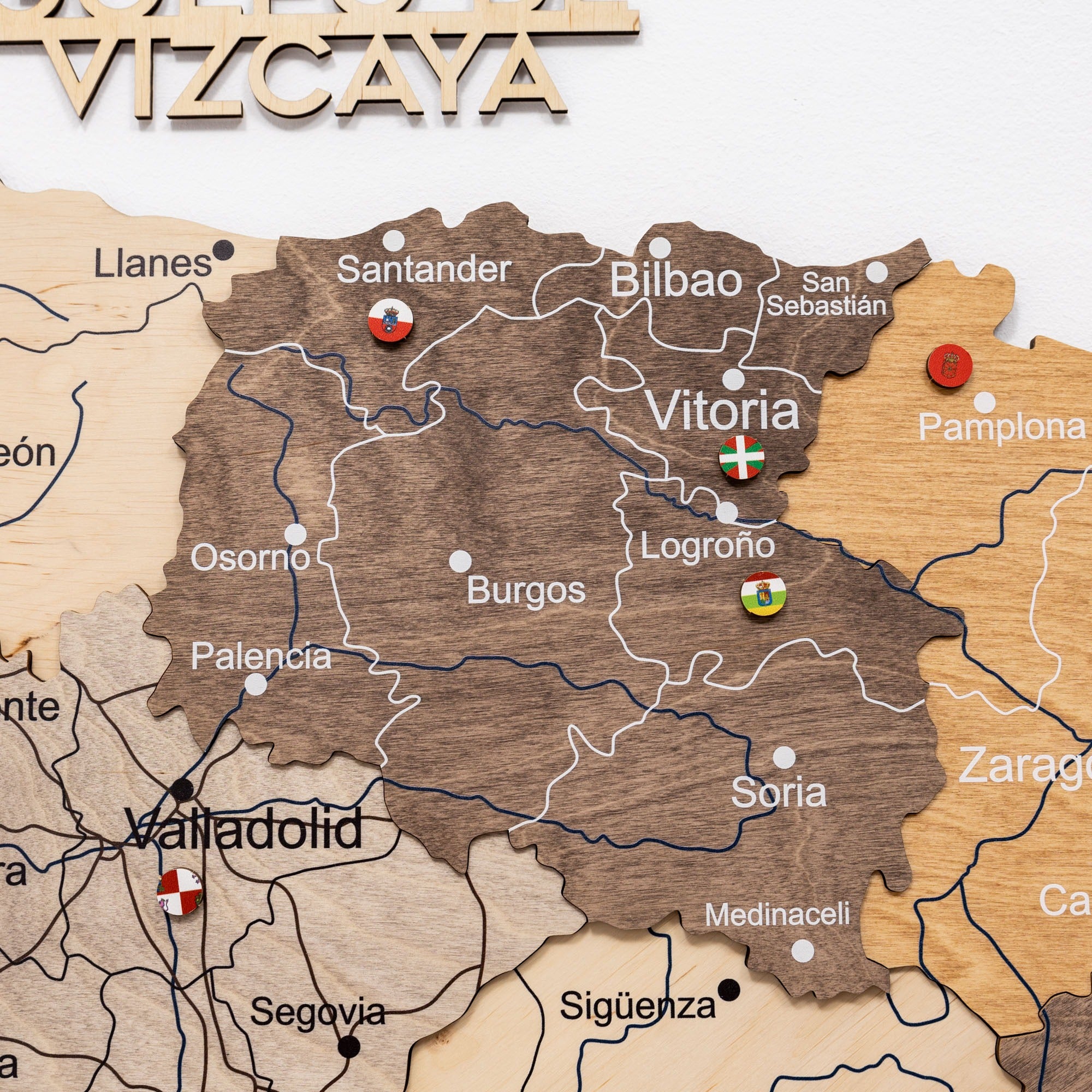 Wooden map of Spain with cities labeled and flags, featuring Vizcaya region.