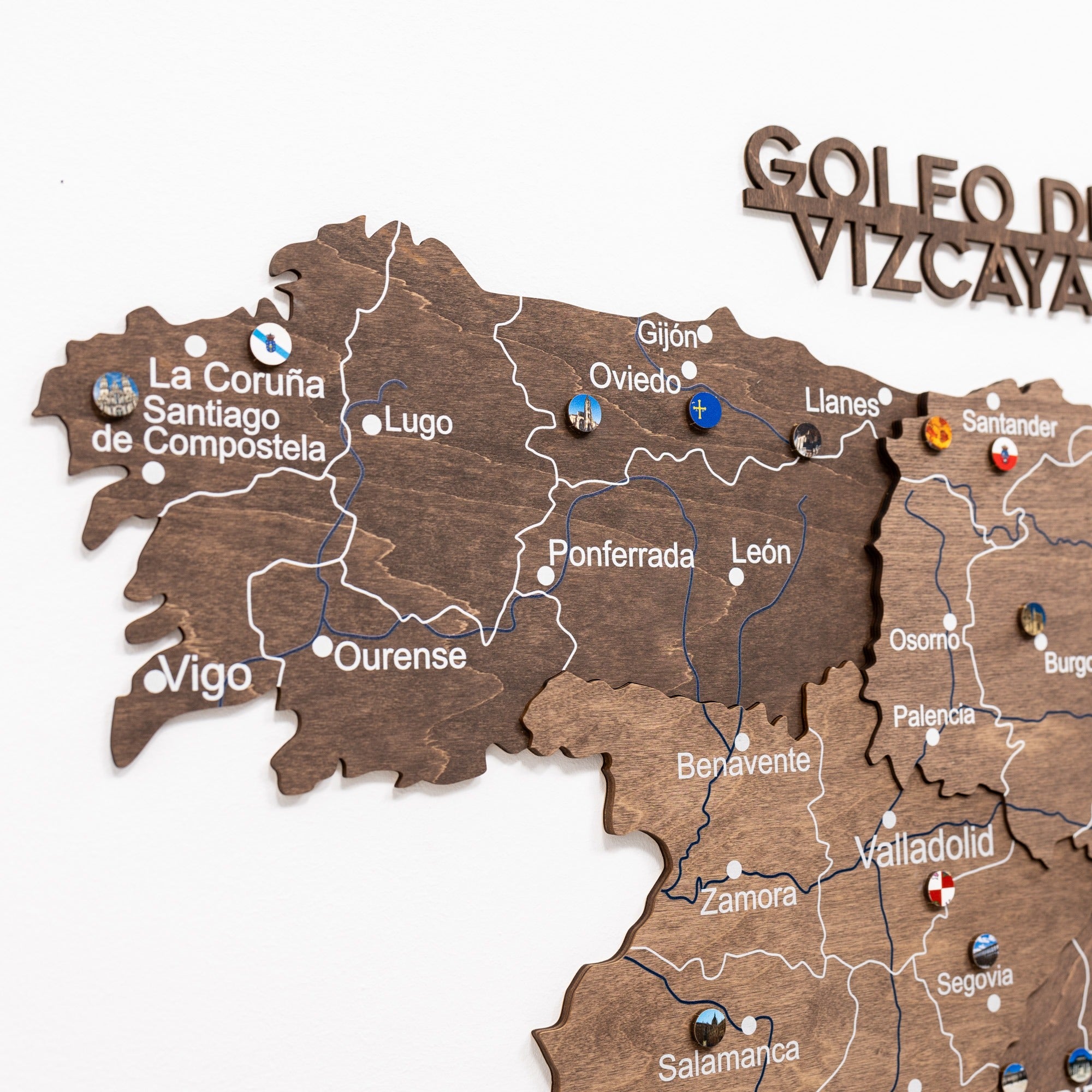 Wooden map of Spain with labeled cities and 'Golfo de Vizcaya' at the top.
