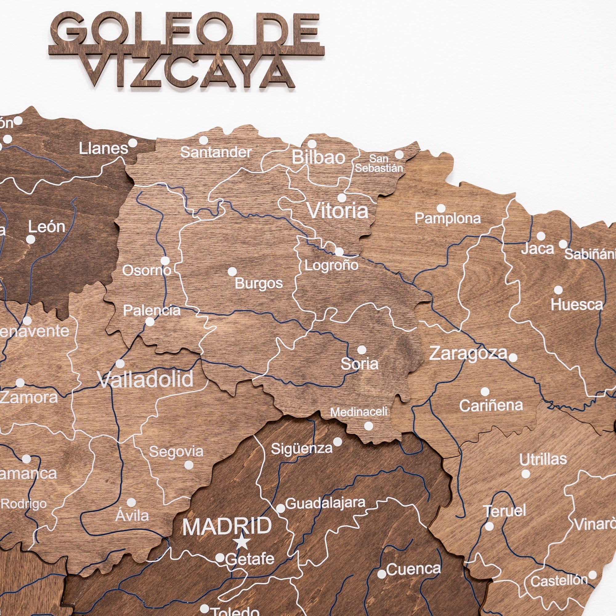 Wooden map of Spain with 'Goleo de Vizcaya' branding on a white background