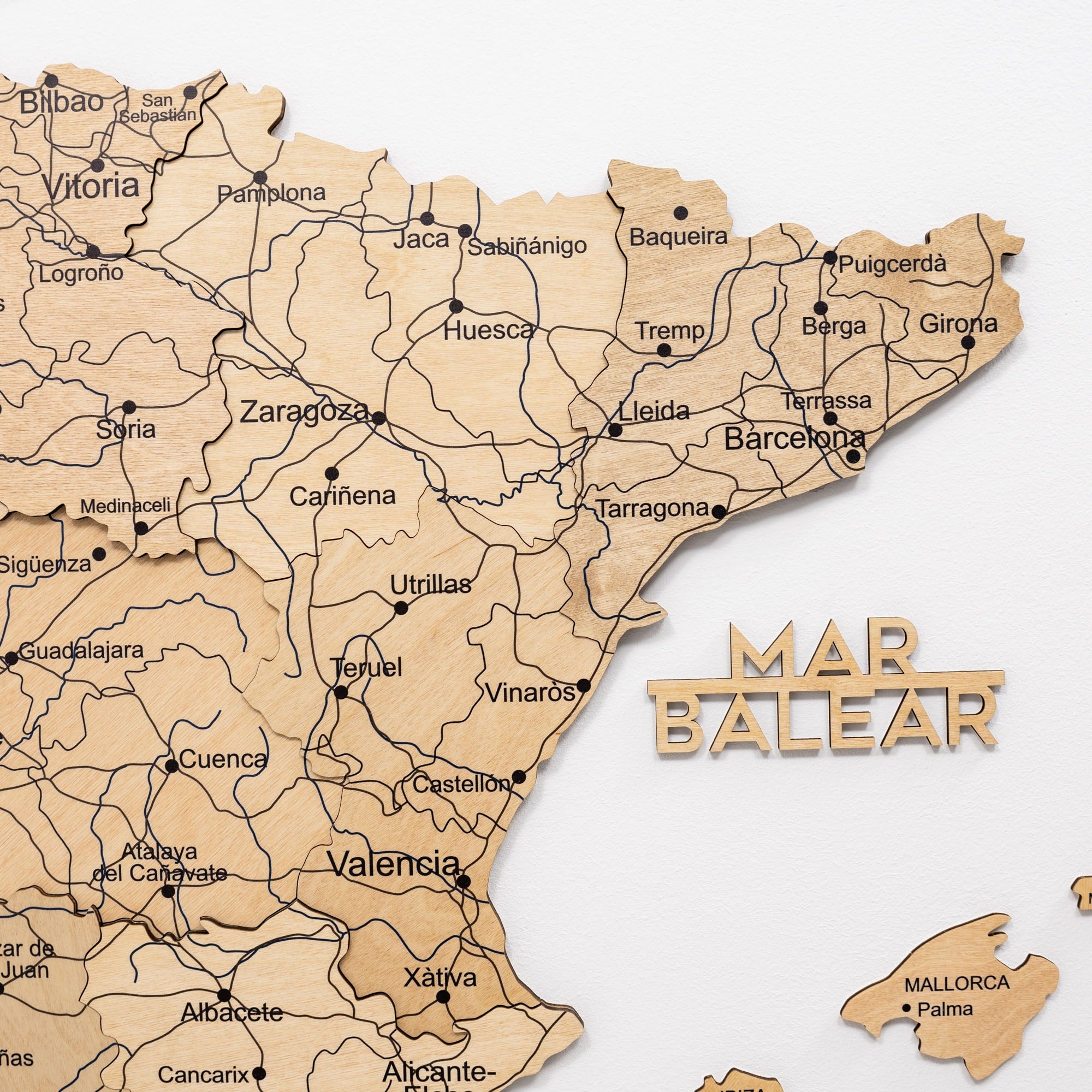 Wooden map of Spain with 'Mar Balear' and 'Mallorca' labels on a white background