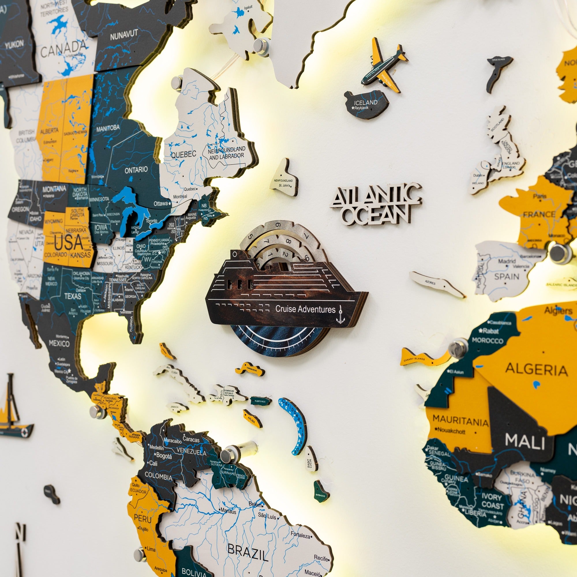 Mapa mundial de madera en 3D a color con seguimiento de viajes de cruceros - Capuchino
