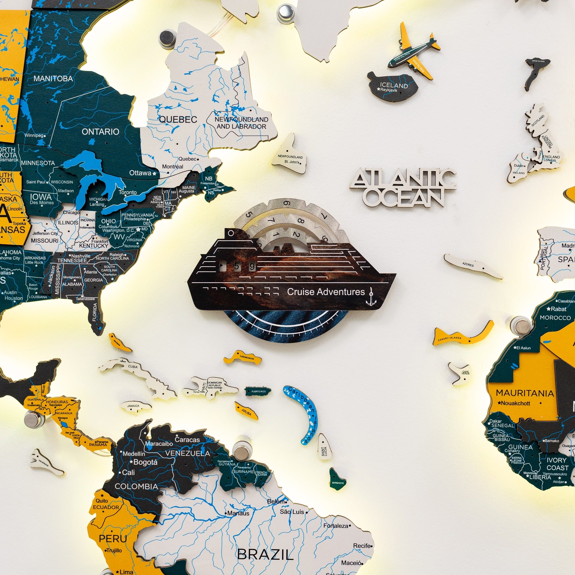 Mapa mundial de madera en 3D a color con seguimiento de viajes de cruceros - Capuchino