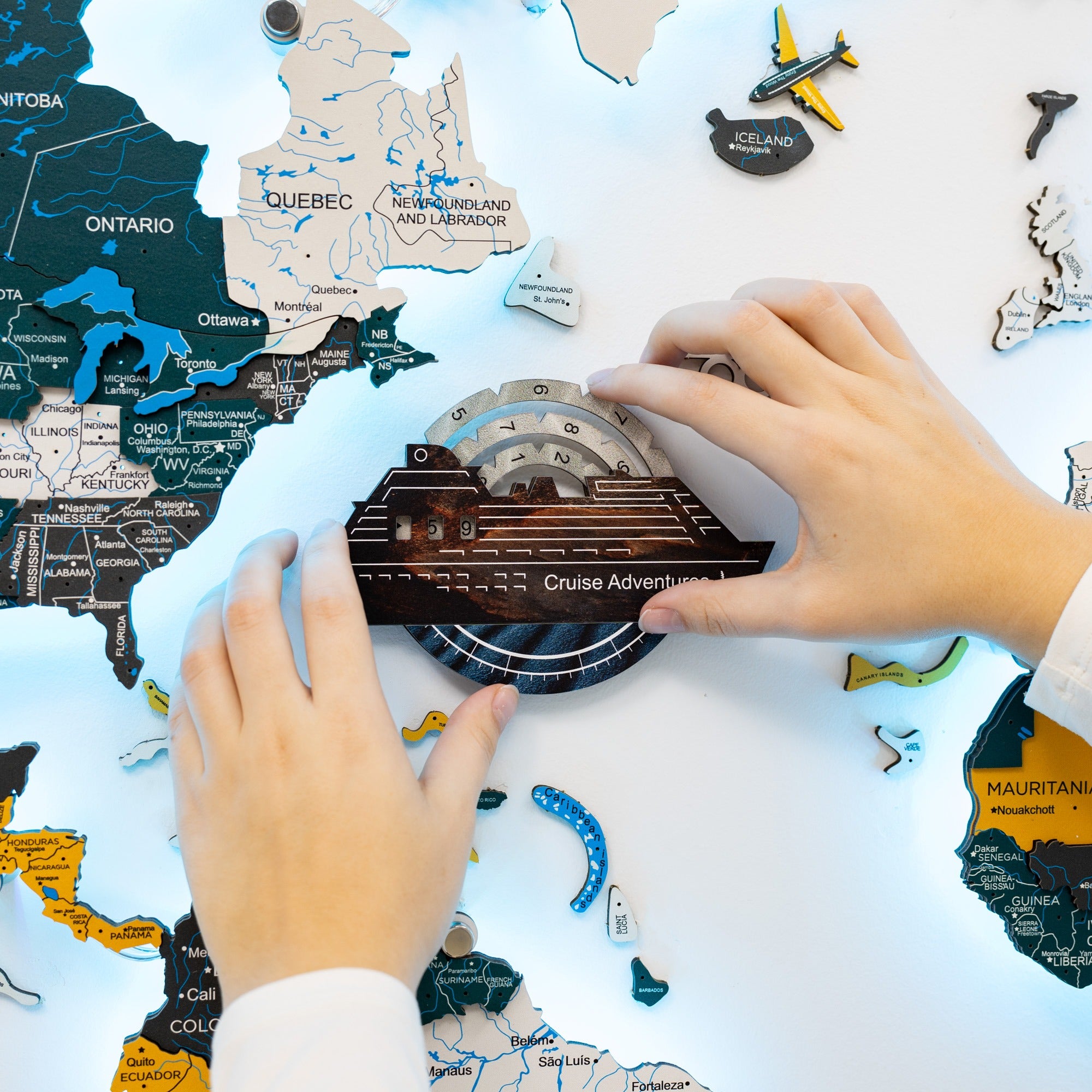 Mapa mundial de madera en 3D a color con seguimiento de viajes de cruceros - Capuchino