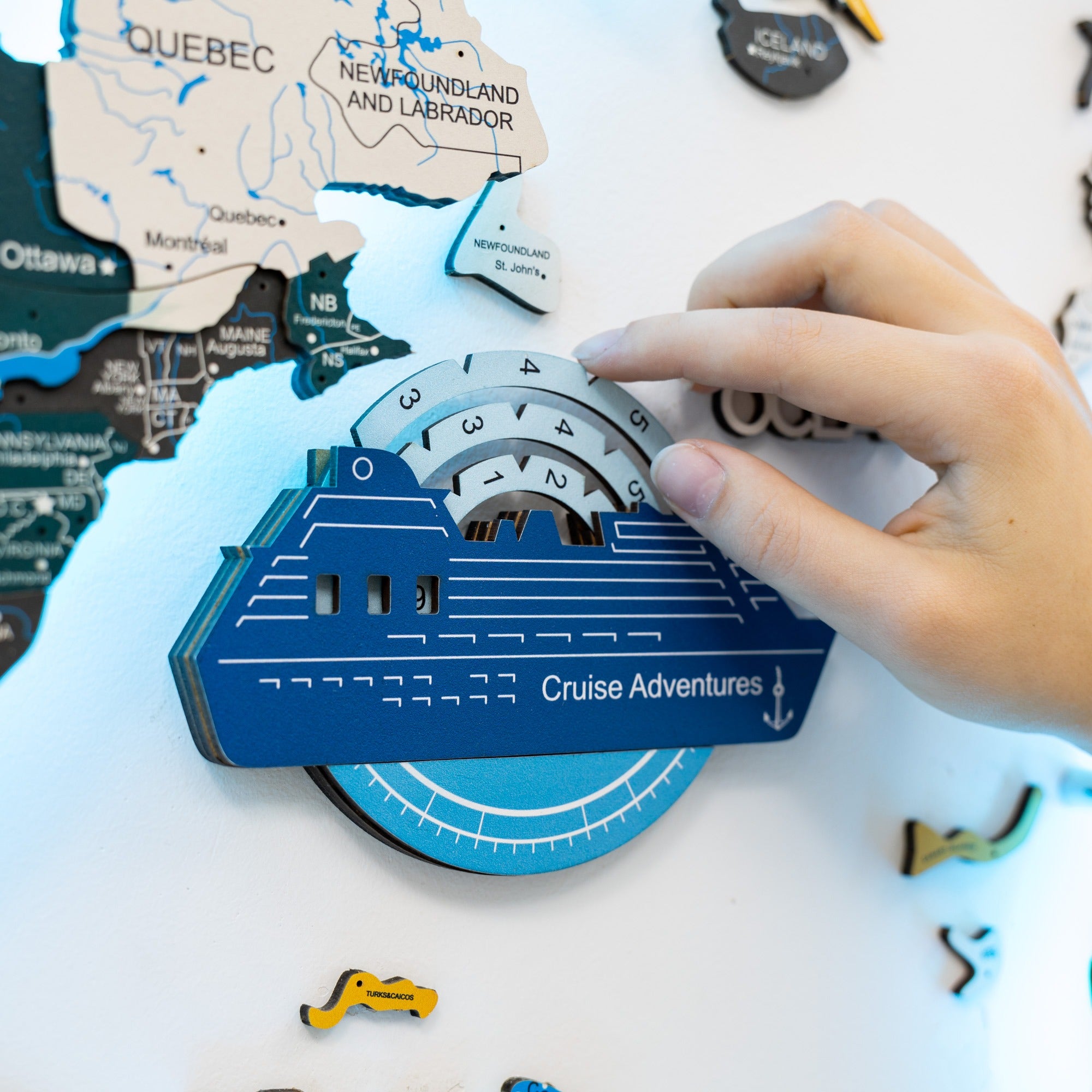 Reise-Tracker Kreuzfahrtschiff 3D Farbige Holzweltkarte - Azurblau