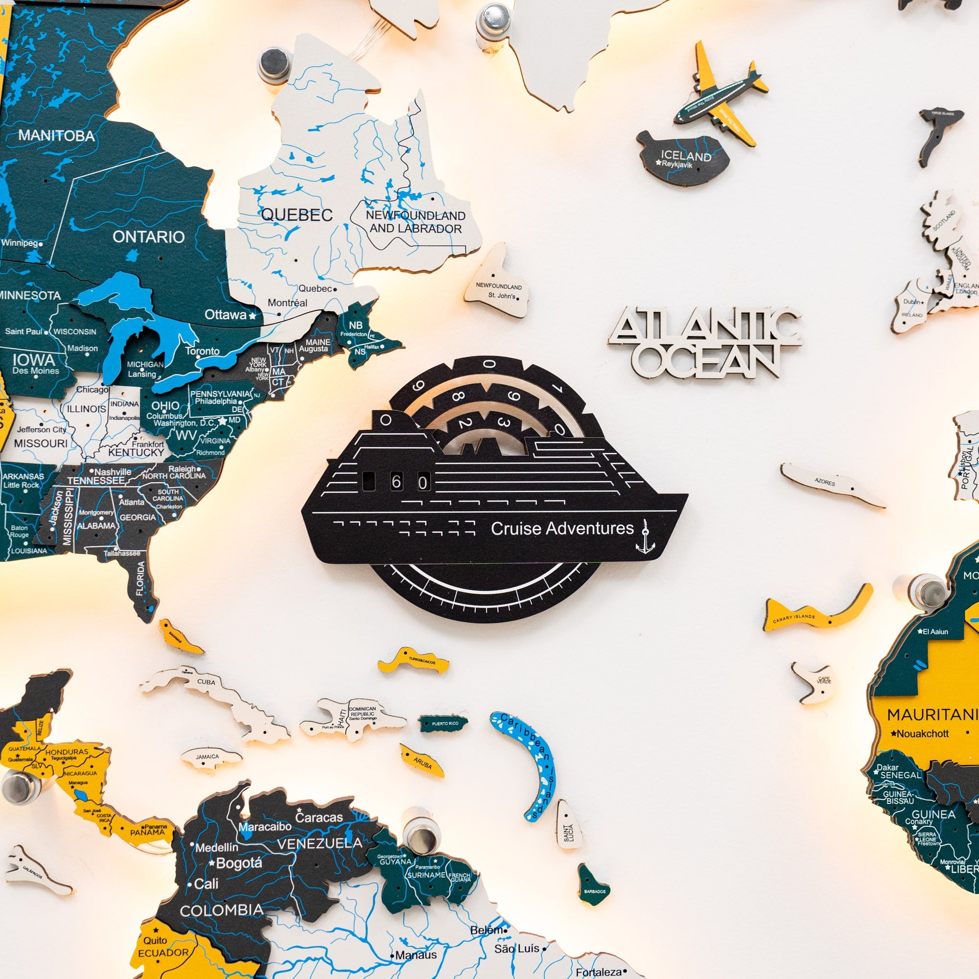 Mapa mundial de madera en 3D a color con seguimiento de viajes de cruceros - Capuchino