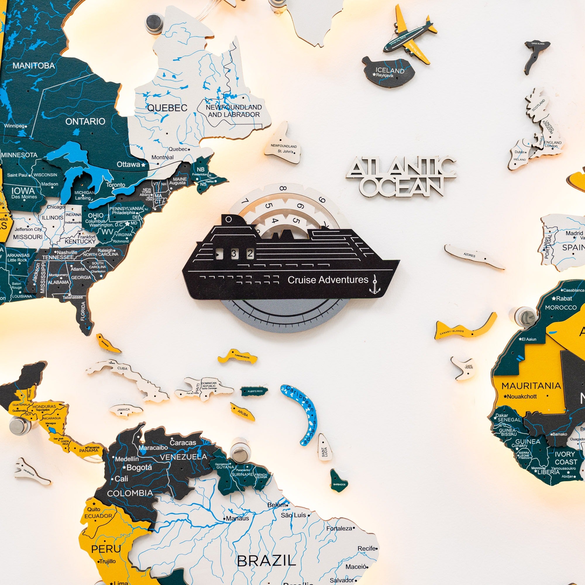 Mapa mundial de madera en 3D a color con seguimiento de viajes de cruceros - Capuchino