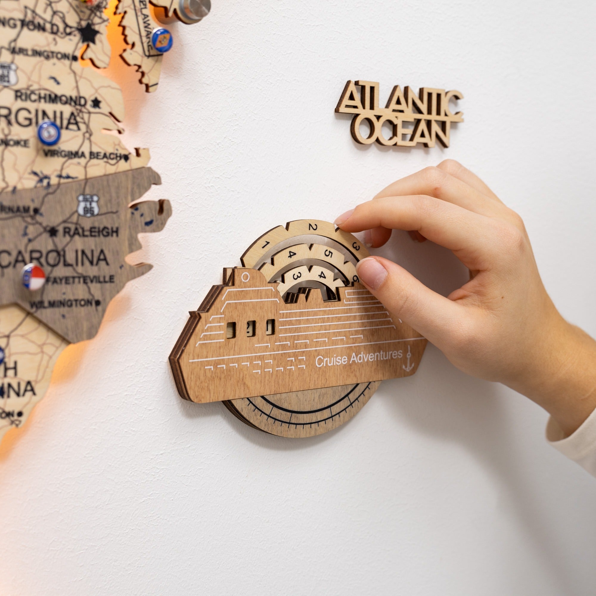 Reise-Tracker Kreuzfahrtschiff 3D Farbige Holzweltkarte - Cappuccino