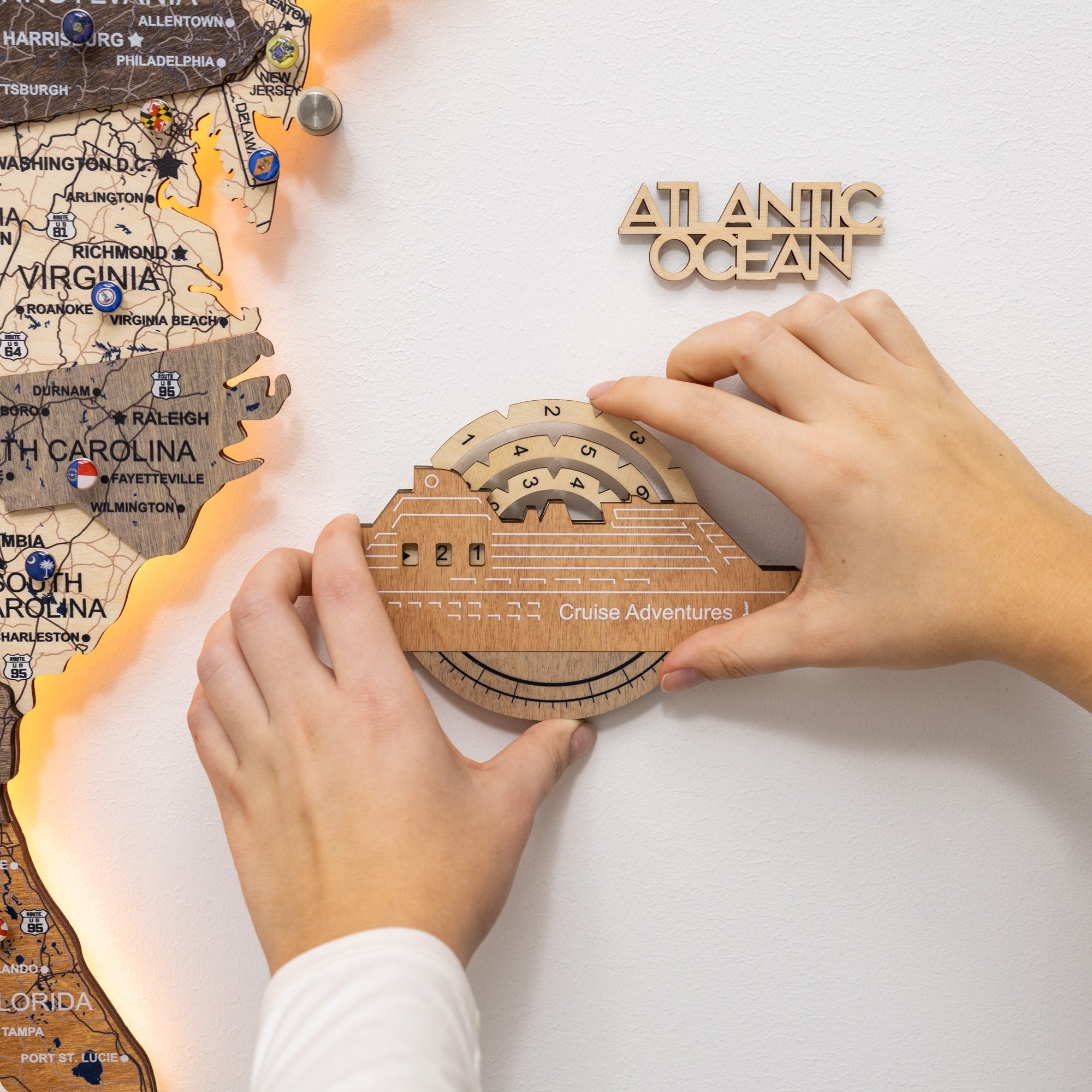 Reise-Tracker Kreuzfahrtschiff 3D Farbige Holzweltkarte - Cappuccino