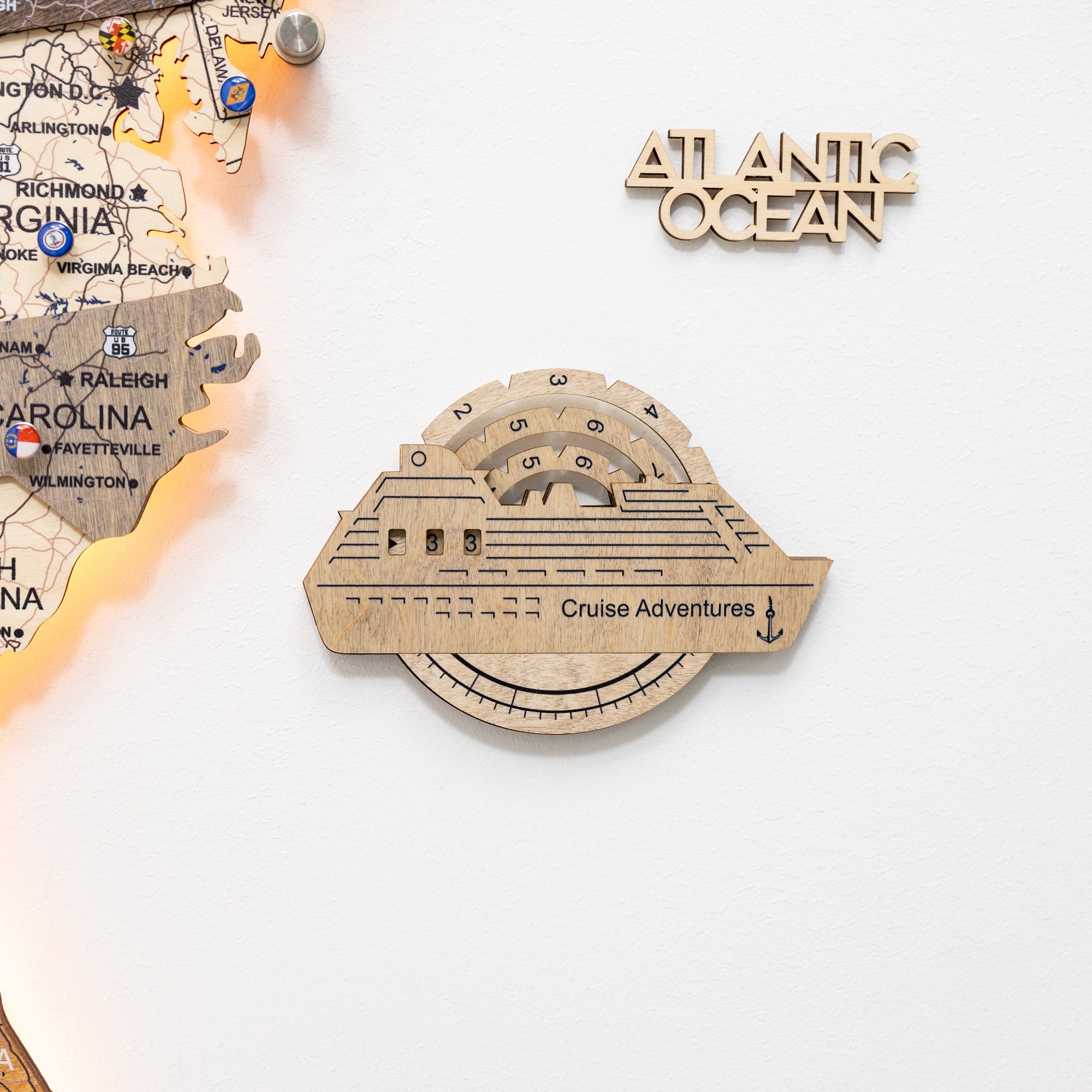 Mapa mundial de madera en 3D a color con seguimiento de viajes de cruceros - Capuchino