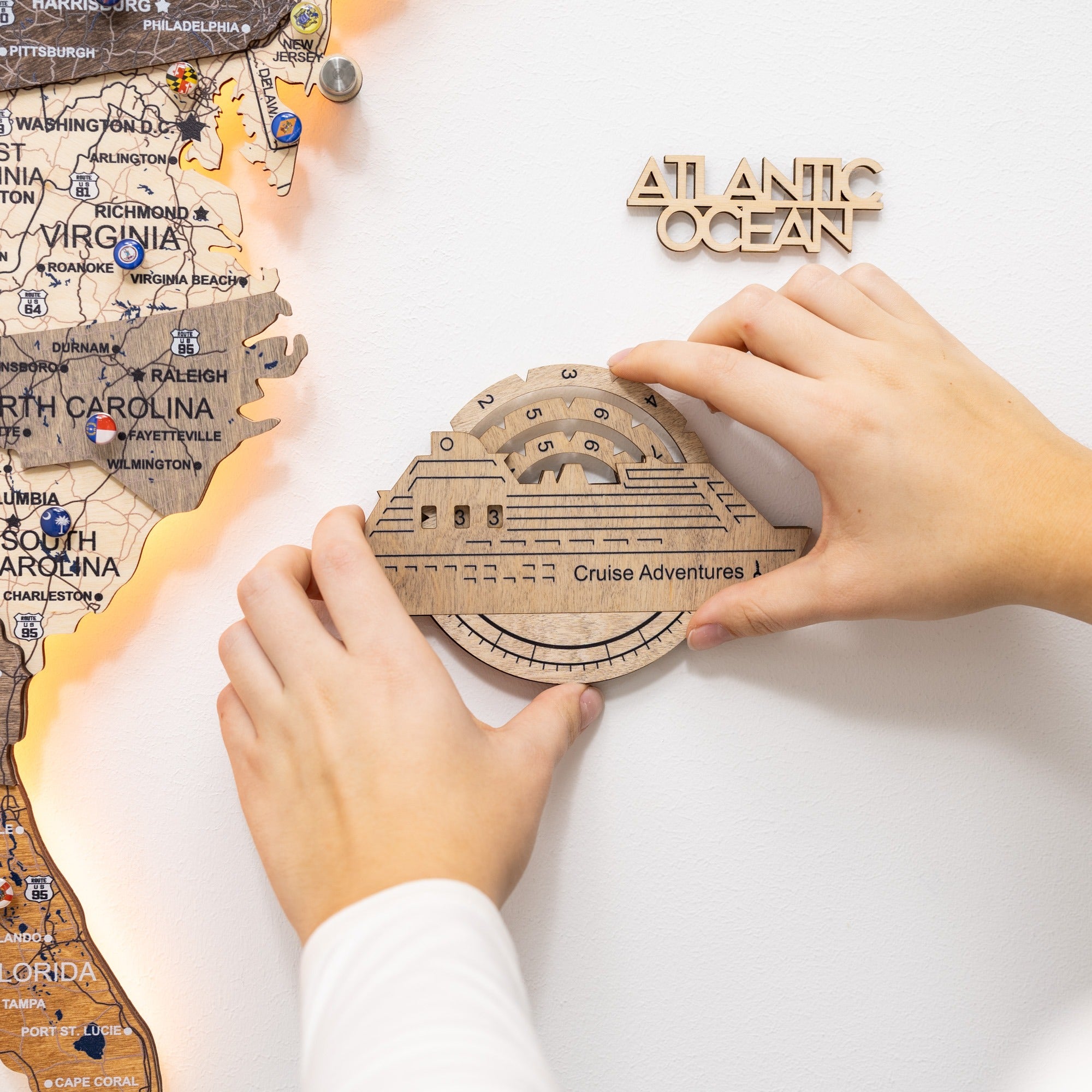 Mapa mundial de madera en 3D a color con seguimiento de viajes de cruceros - Capuchino