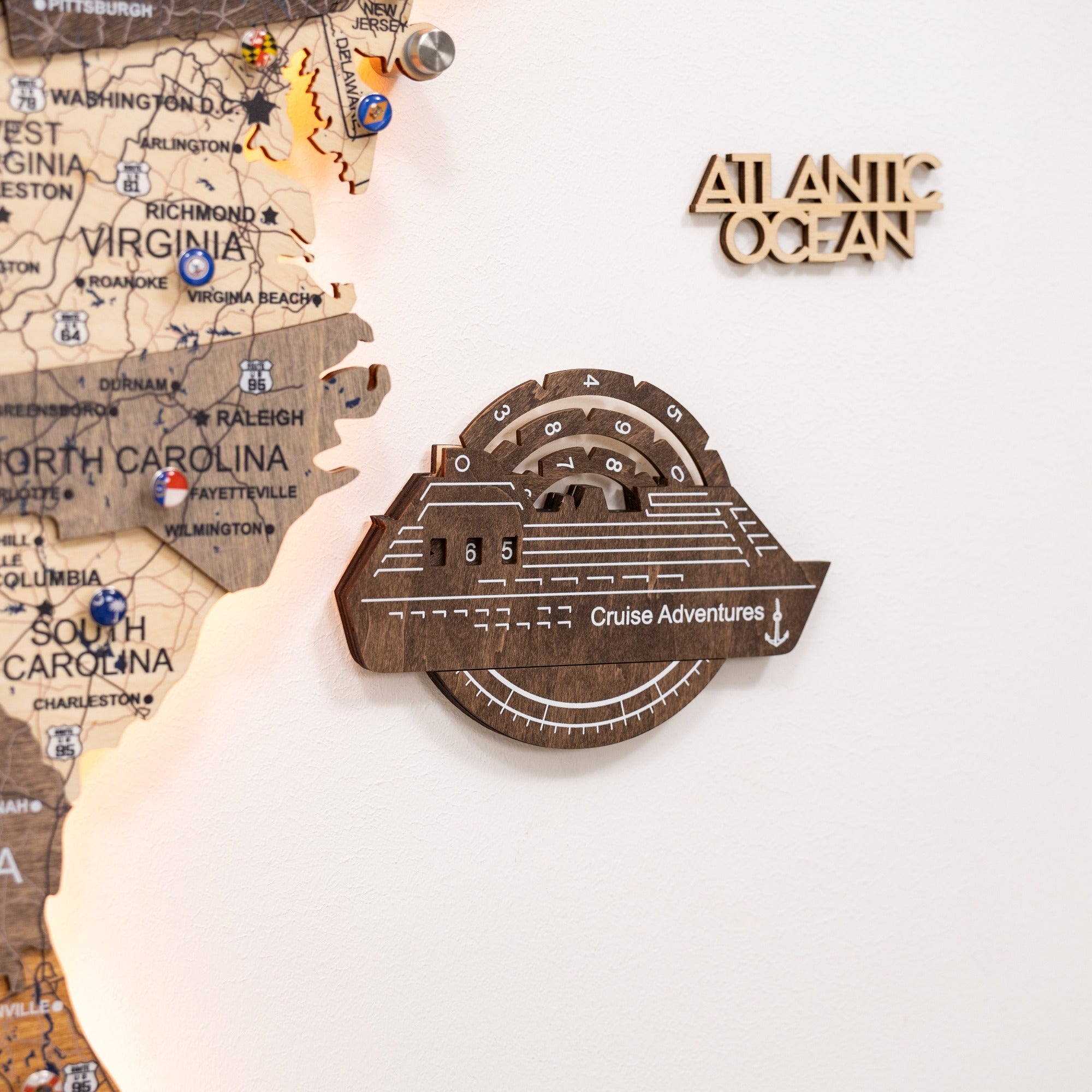 Mapa mundial de madera en 3D a color con seguimiento de viajes de cruceros - Capuchino