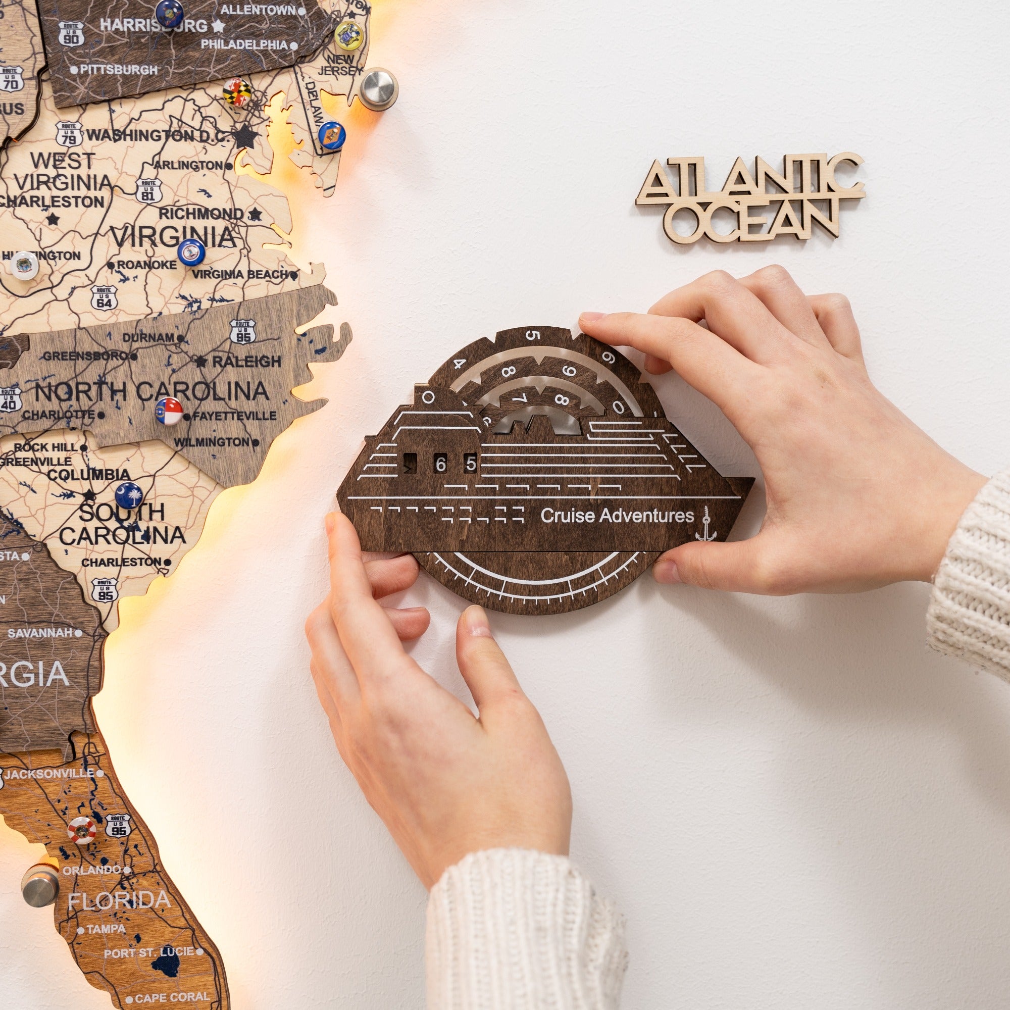 Mapa mundial de madera en 3D a color con seguimiento de viajes de cruceros - Capuchino