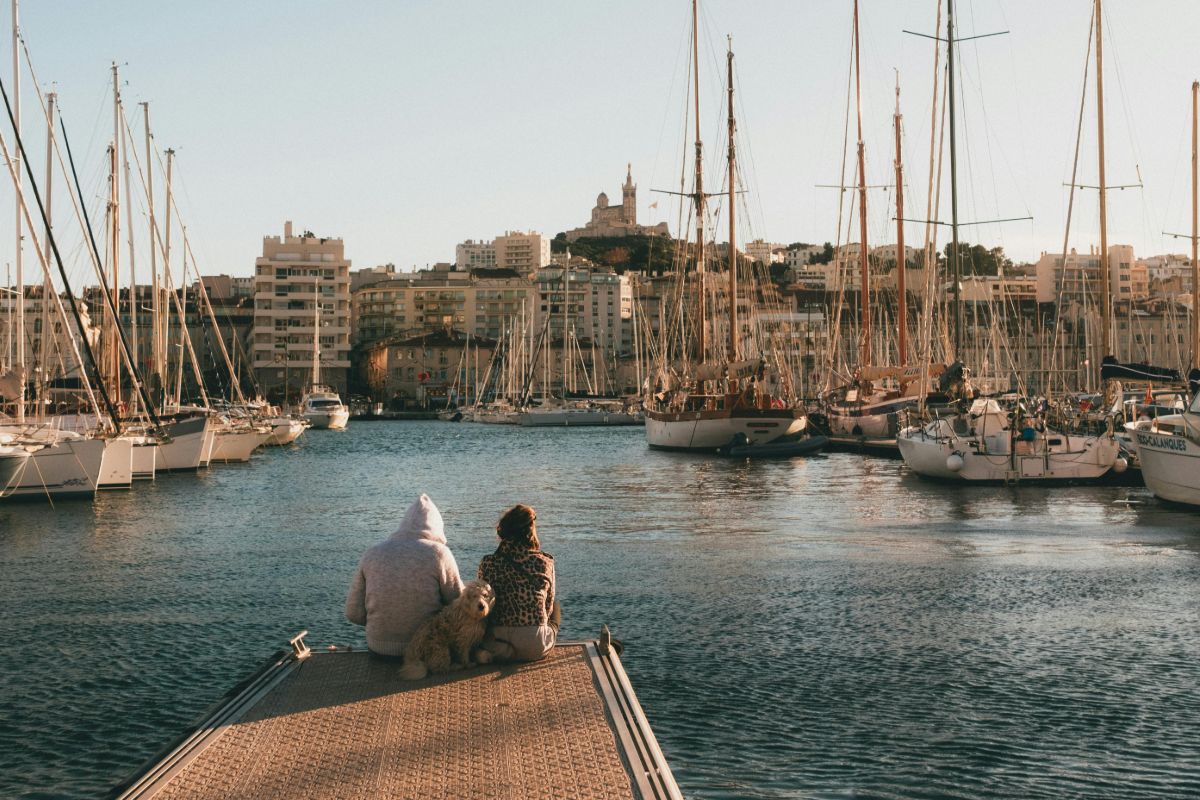 Couple enjoying view of Marseille harbor&nbsp;