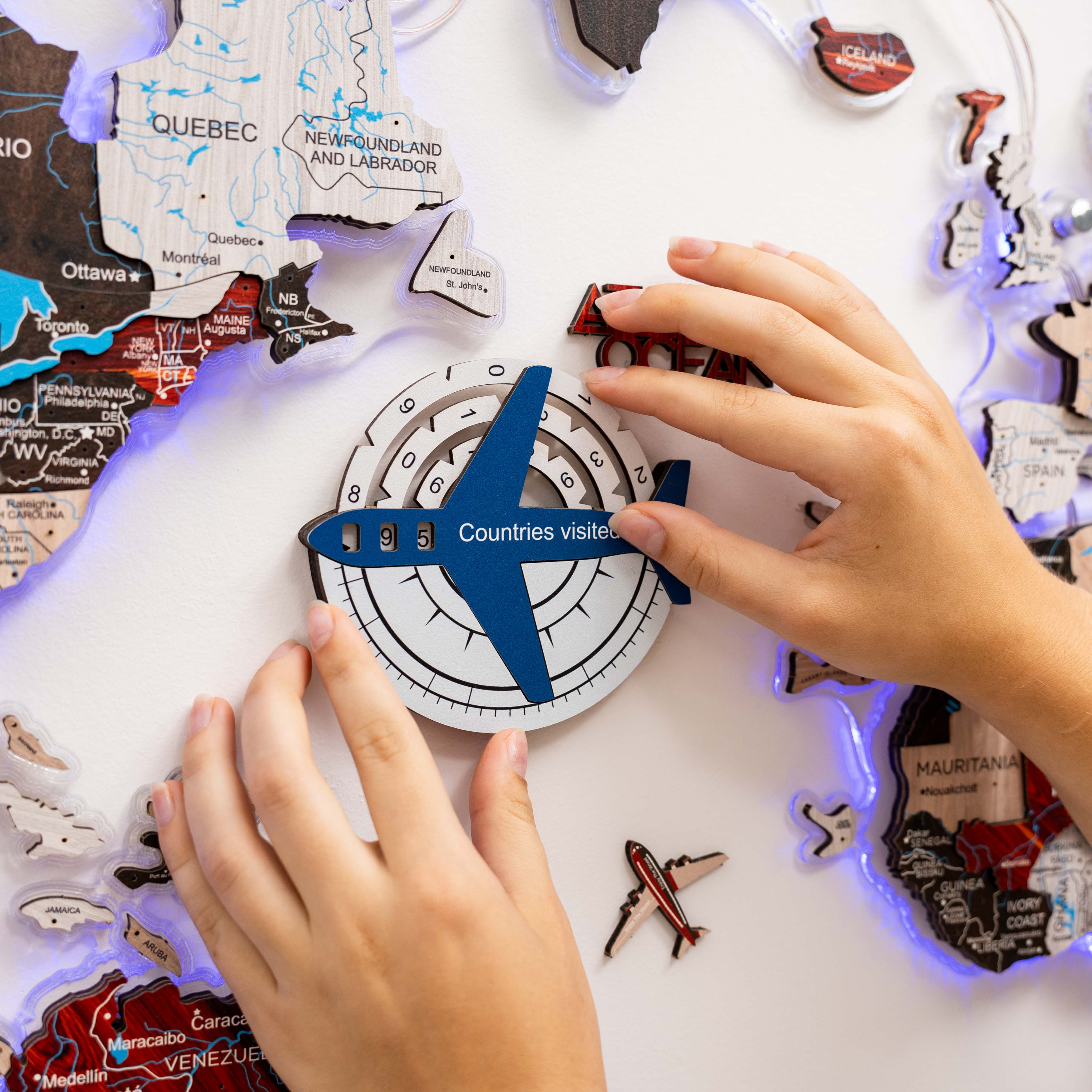 Travel Tracker 3D-Weltkarte aus Holz – Eiche