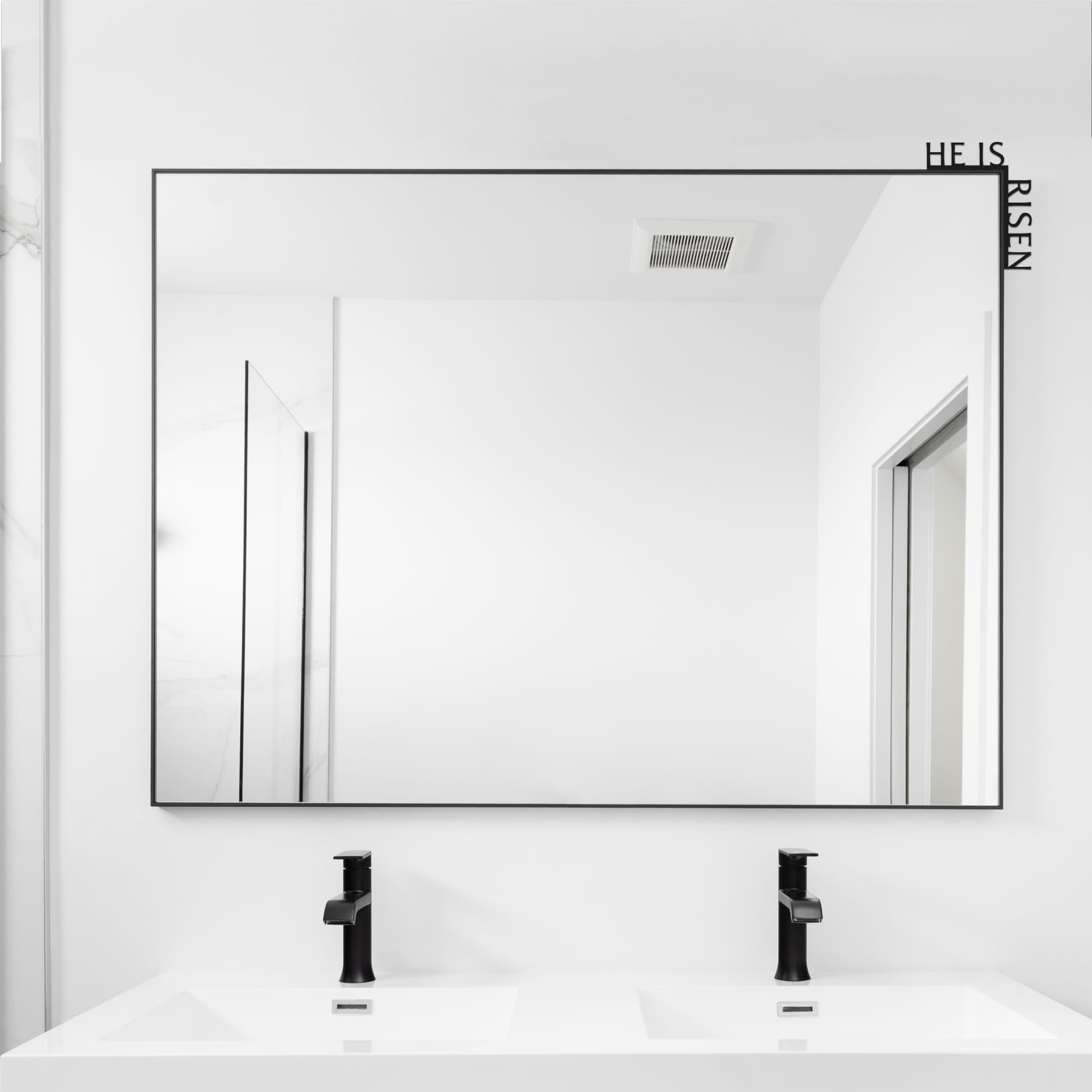 Bathroom with a large mirror above a sink, featuring the brand 'HEIS RISEN'.