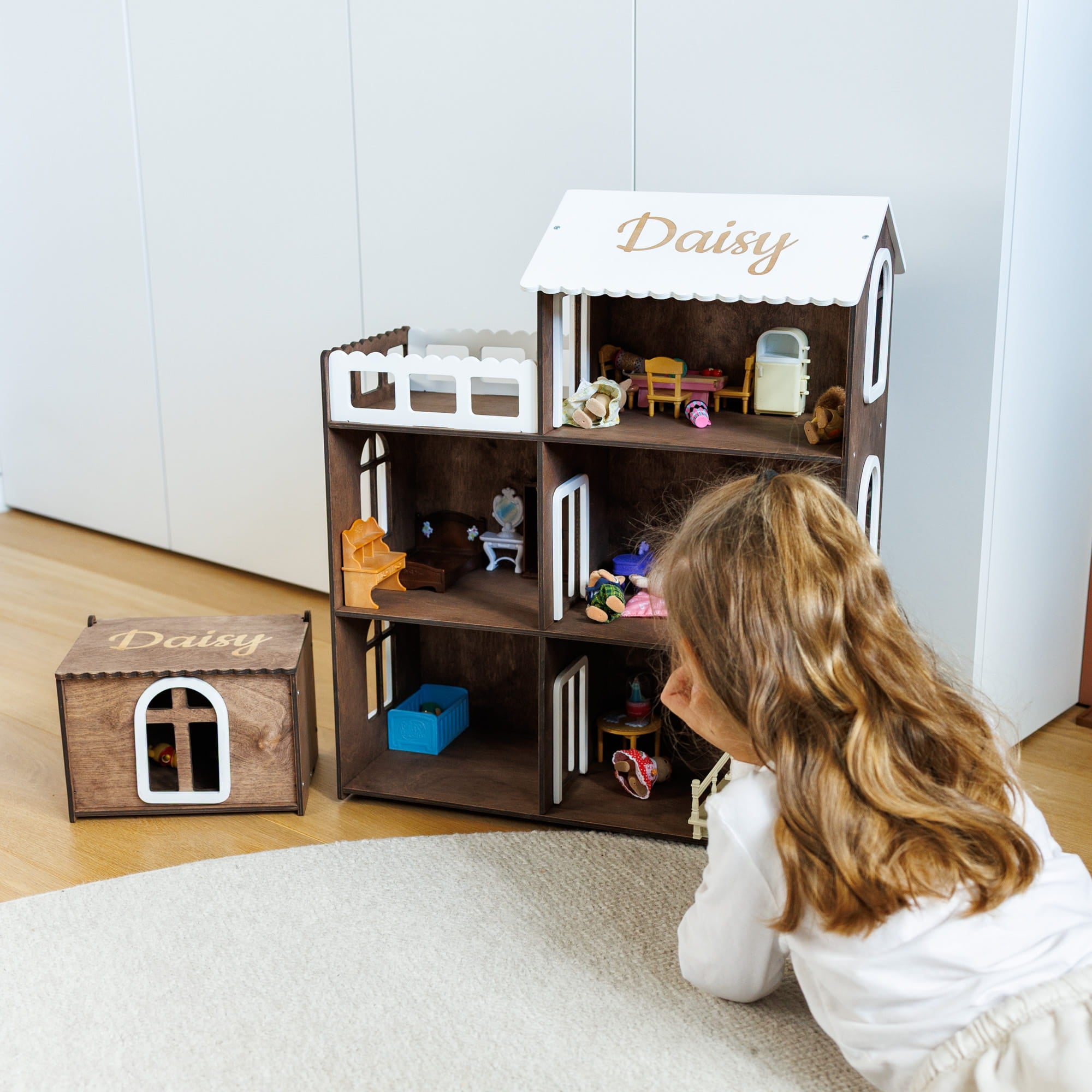  dollhouse with miniature furniture