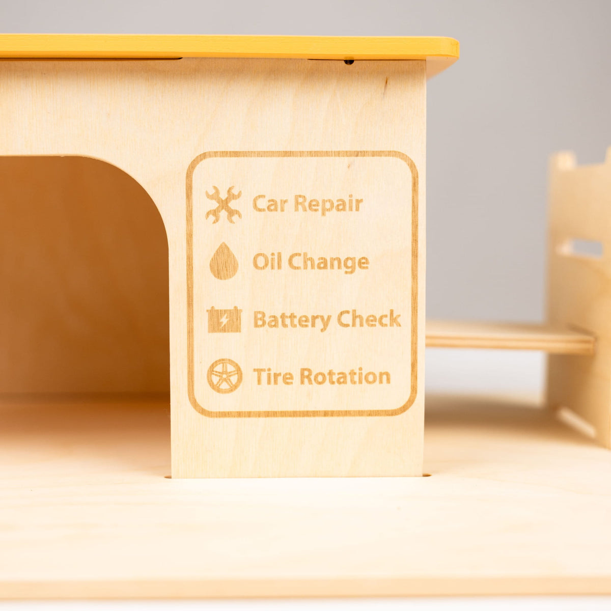 Spielzeug für die Autowerkstatt aus Holz
