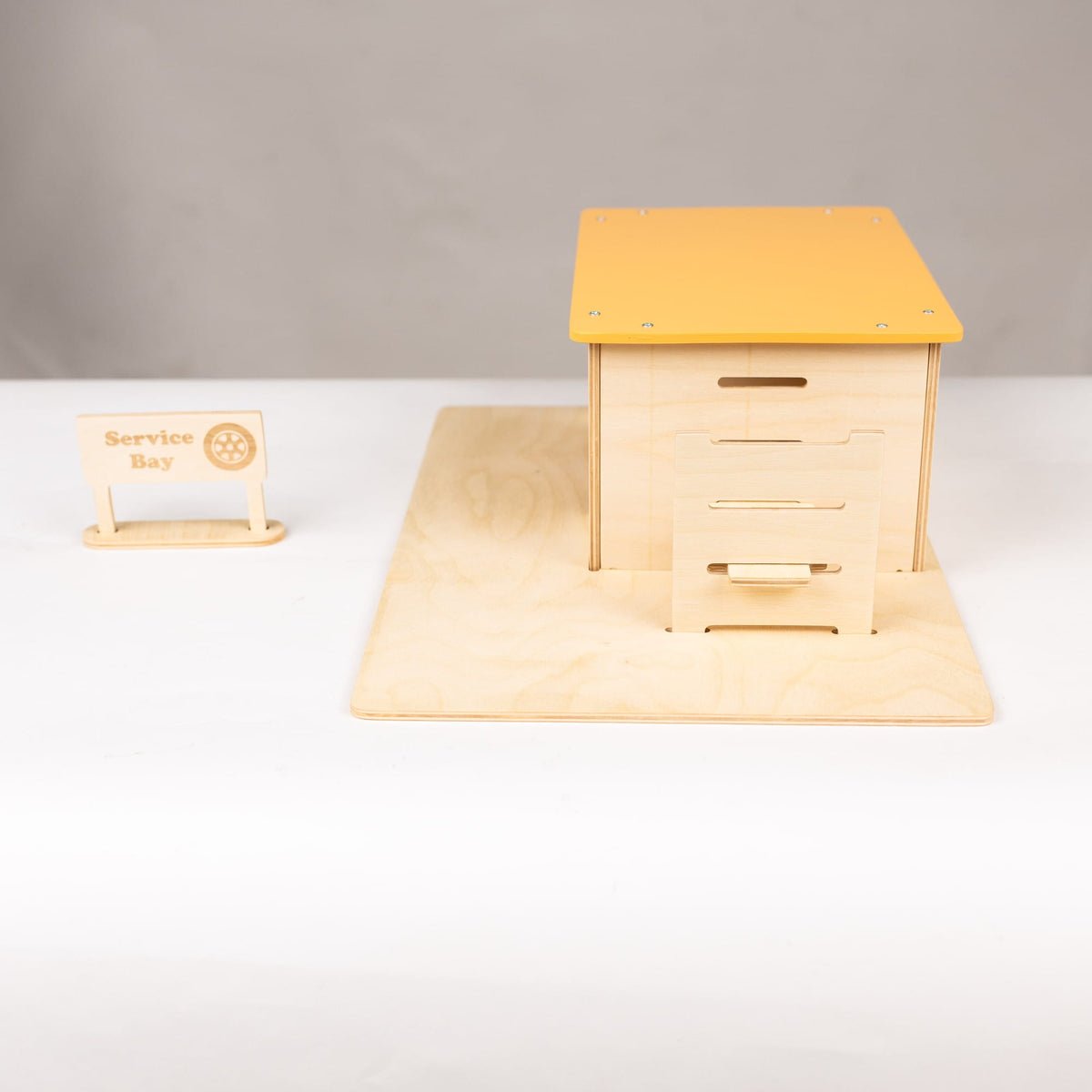 Spielzeug für die Autowerkstatt aus Holz