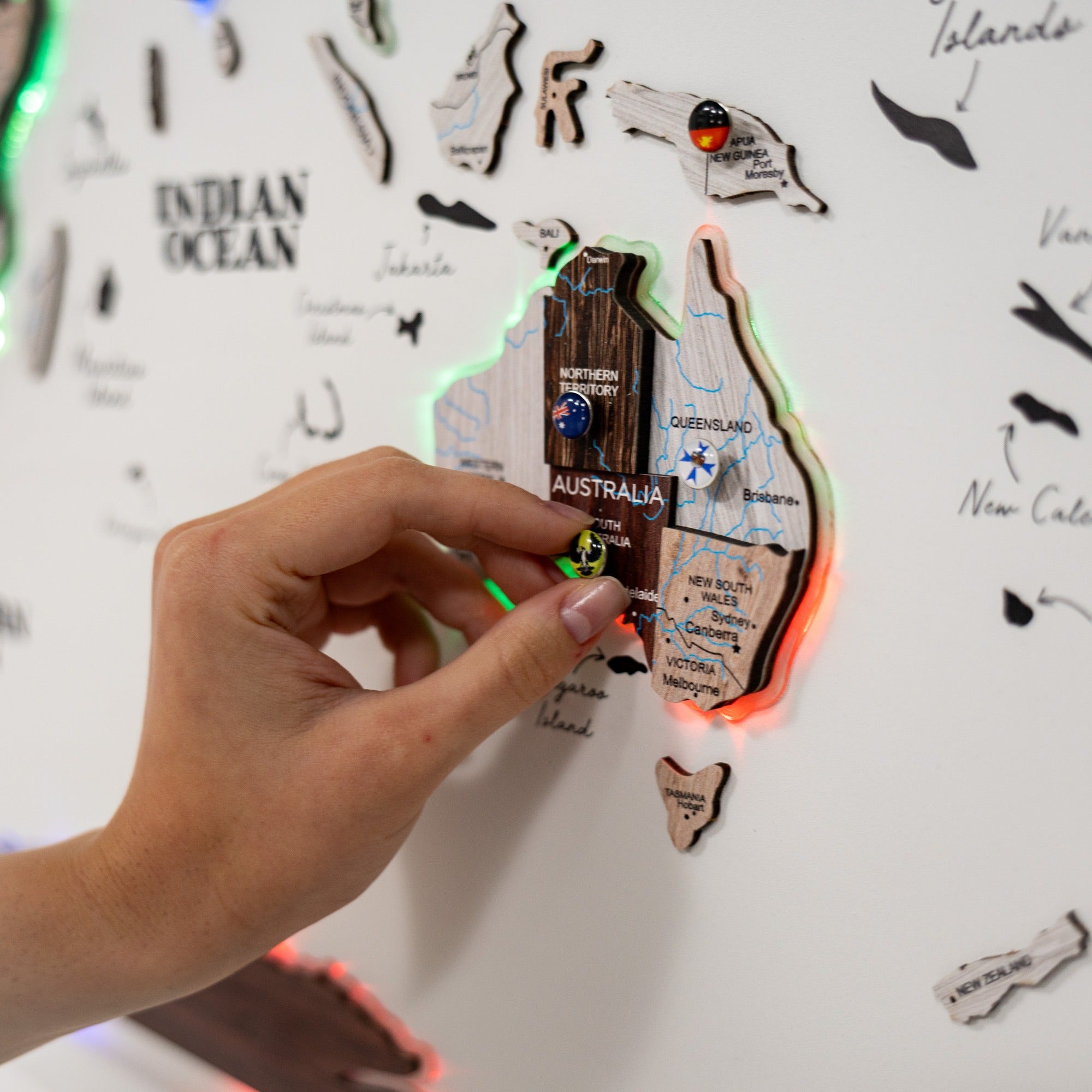 Map on Board LED 2.0 Cappuccino | Enjoy The Wood