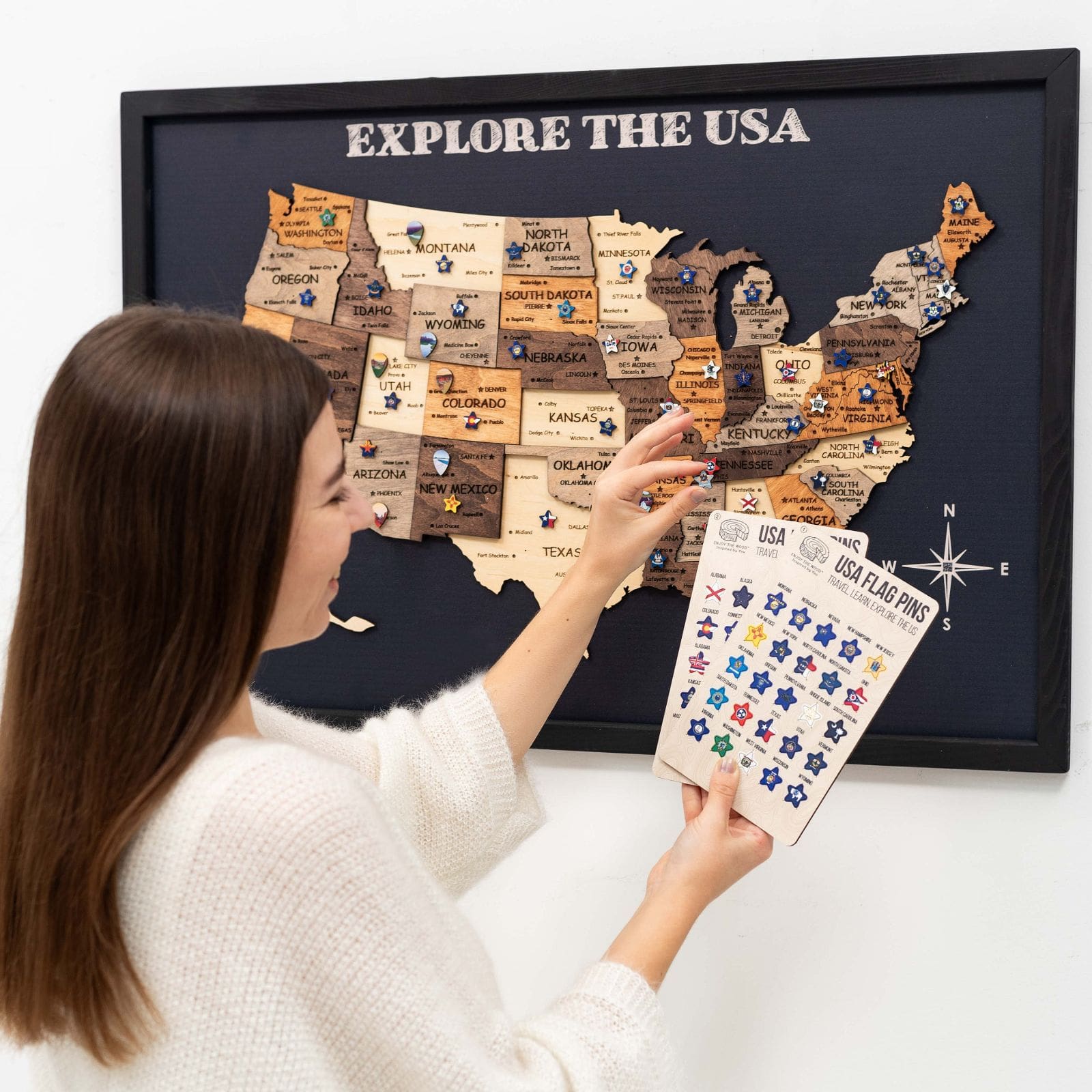 Mapa de Estados Unidos en madera 3D sobre tablero multicolor